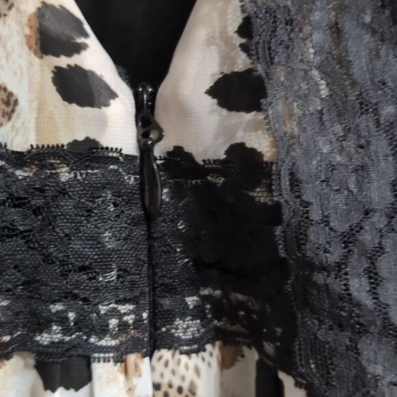 Stunning Bebe NWOT flowy maxi tired dress with lace details animal print… - Picture 8 of 17